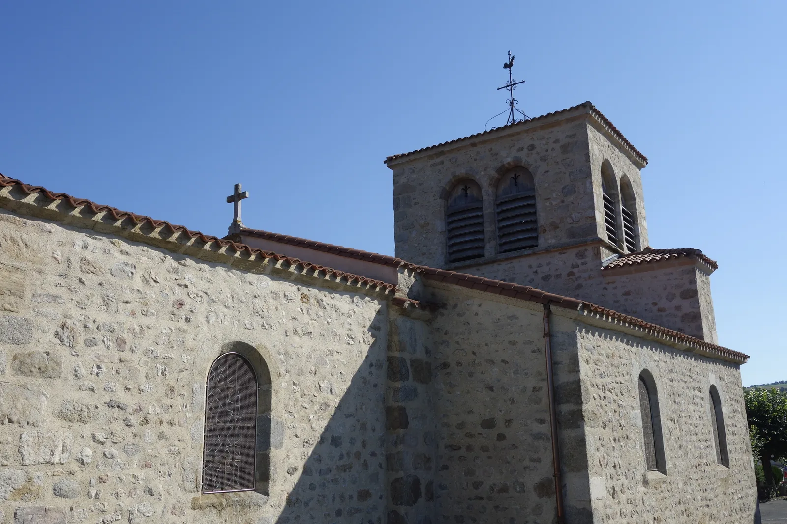 Église Saint-Romain de Pralong, clocher en pierre surmonté d'un coq de vigilance