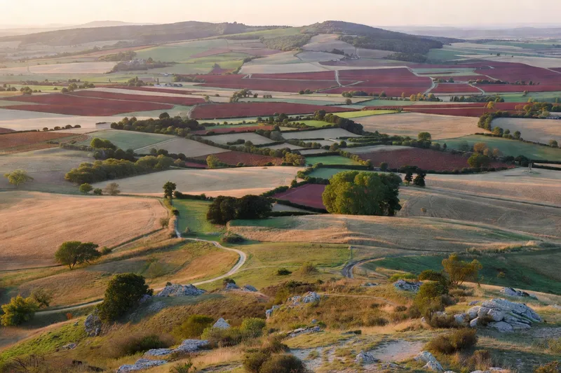 Vue en belvédère depuis les coteaux de Pralong sur la plaine agricole du Forez